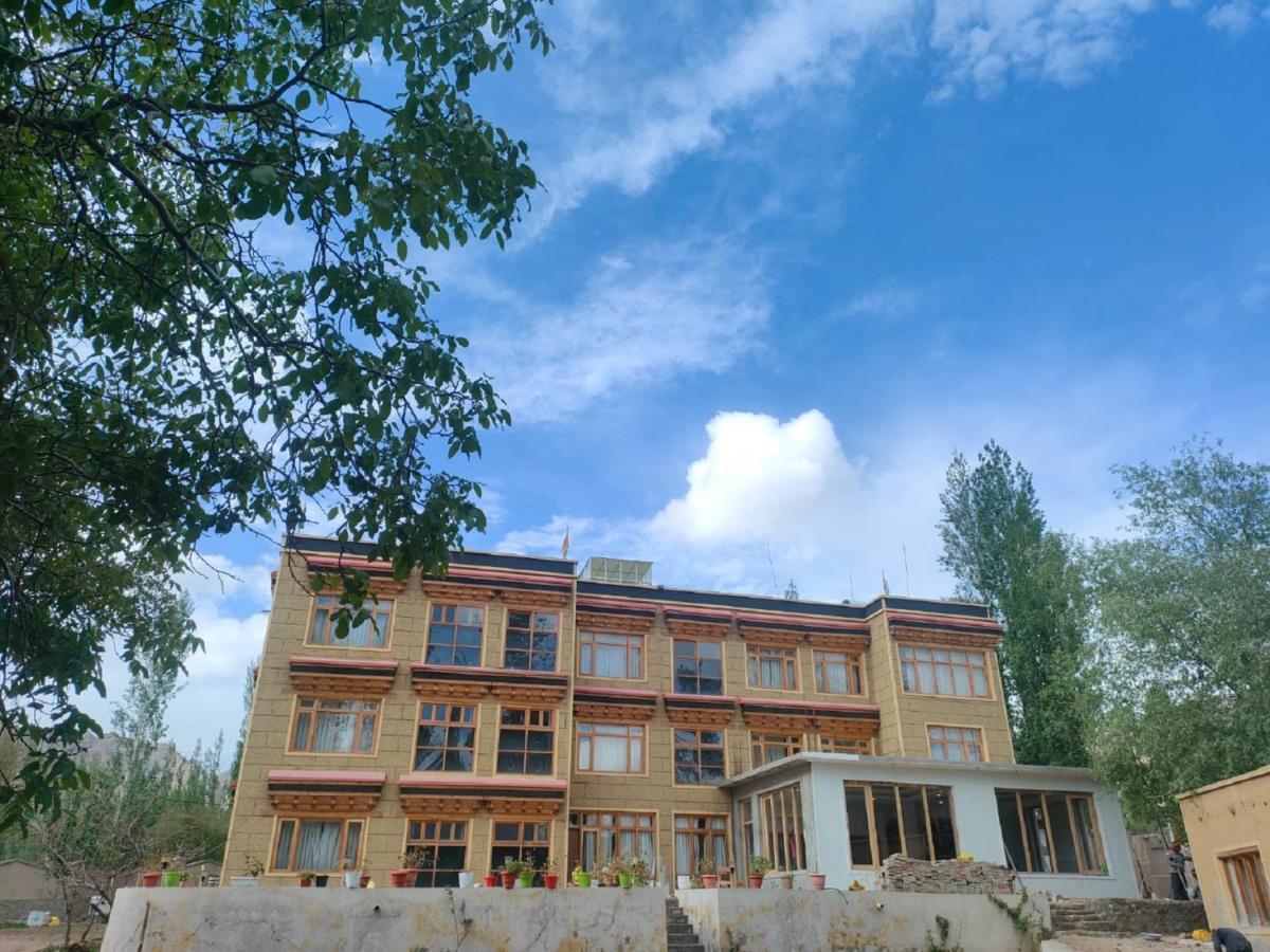 Hotel Alpine Ladakh Лех Экстерьер фото