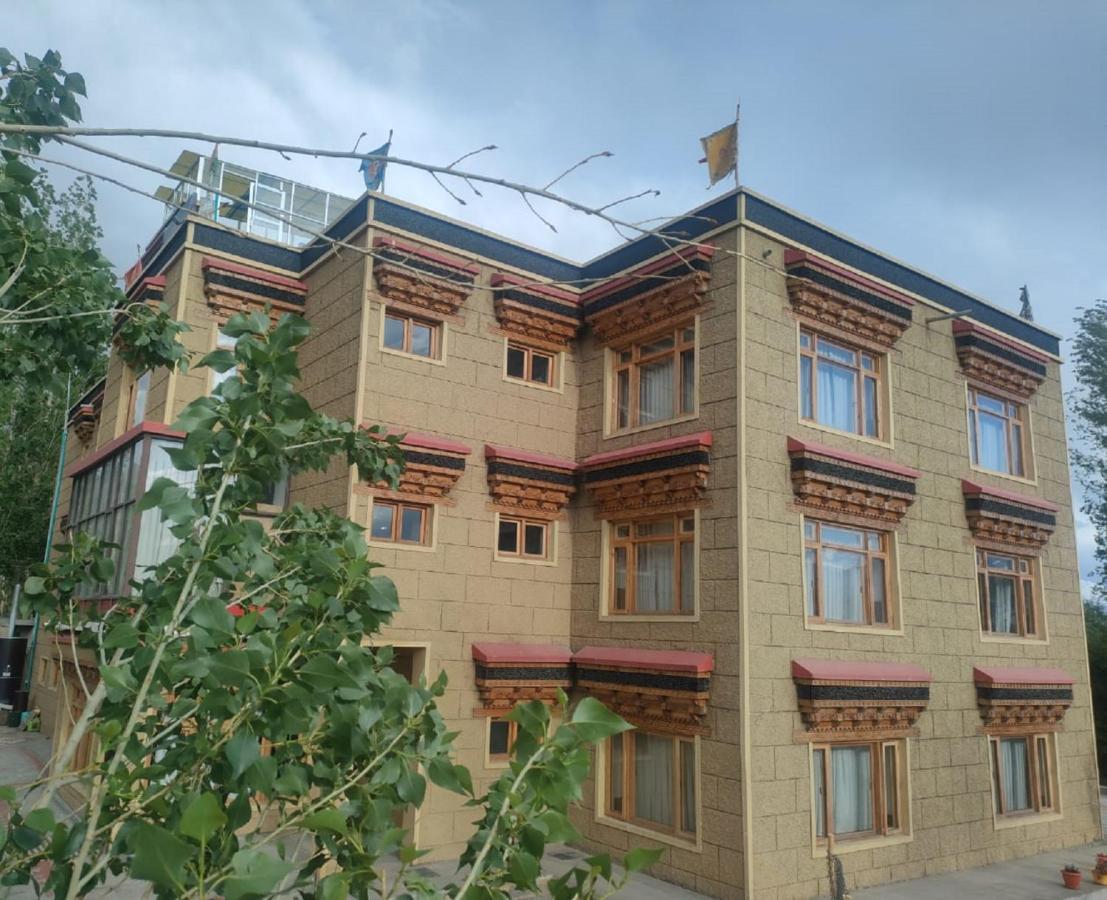 Hotel Alpine Ladakh Лех Экстерьер фото